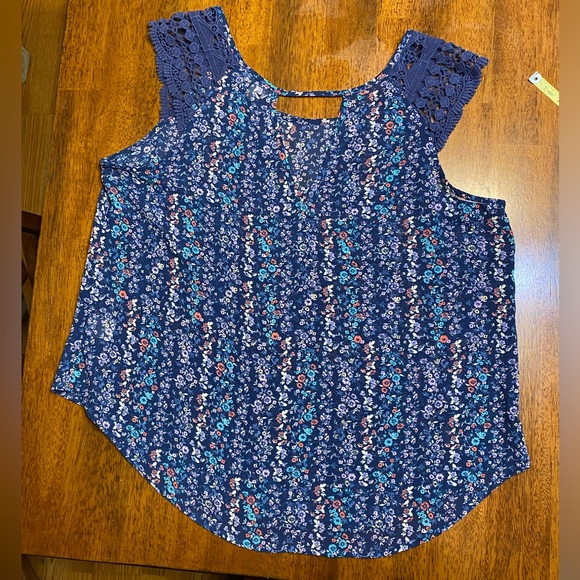 Love on a hanger blouse with crocheted shoulders. Size extra large. - Picture 10 of 10